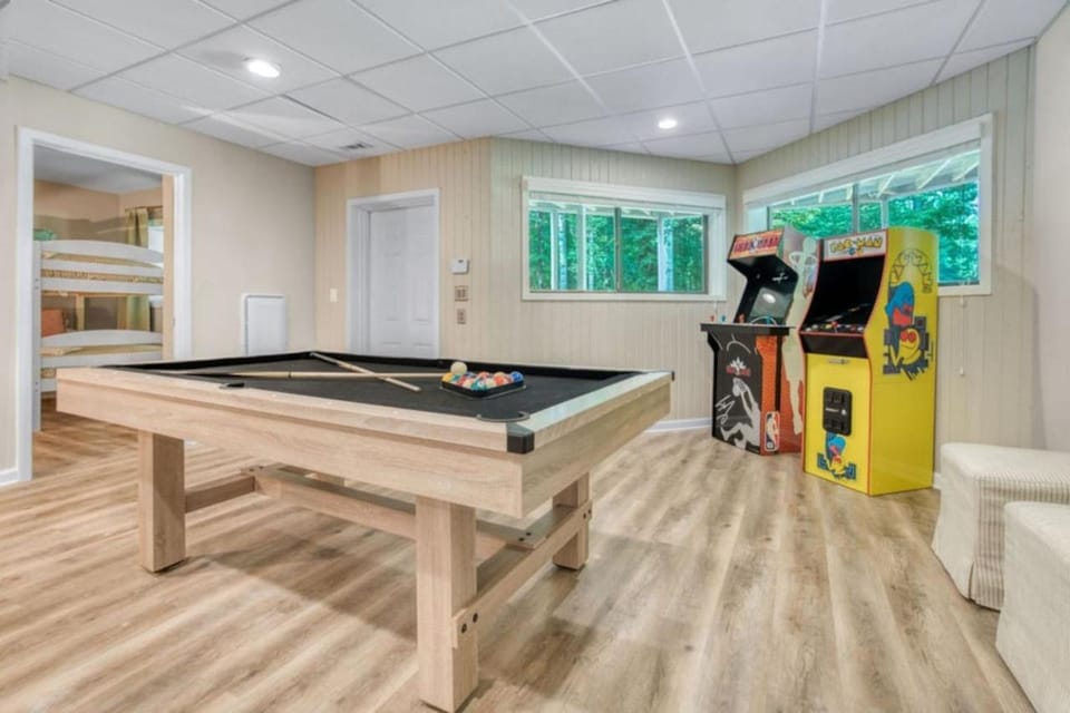 7 Bdrm, Pickleball, Bball, HotTub, FirePit, Golf! House in High Point