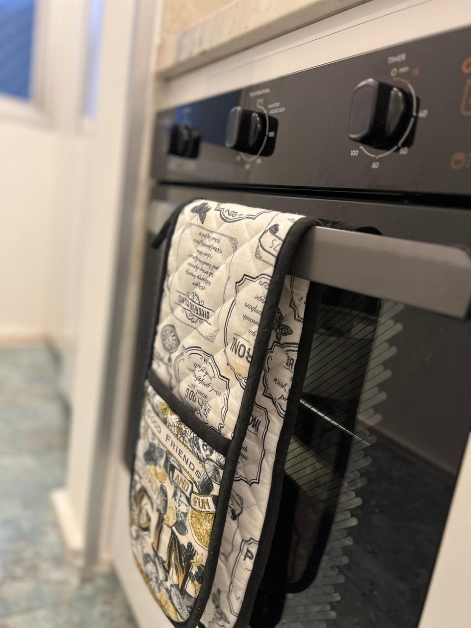 Kitchen or kitchenette, oven, pet friendly, stove