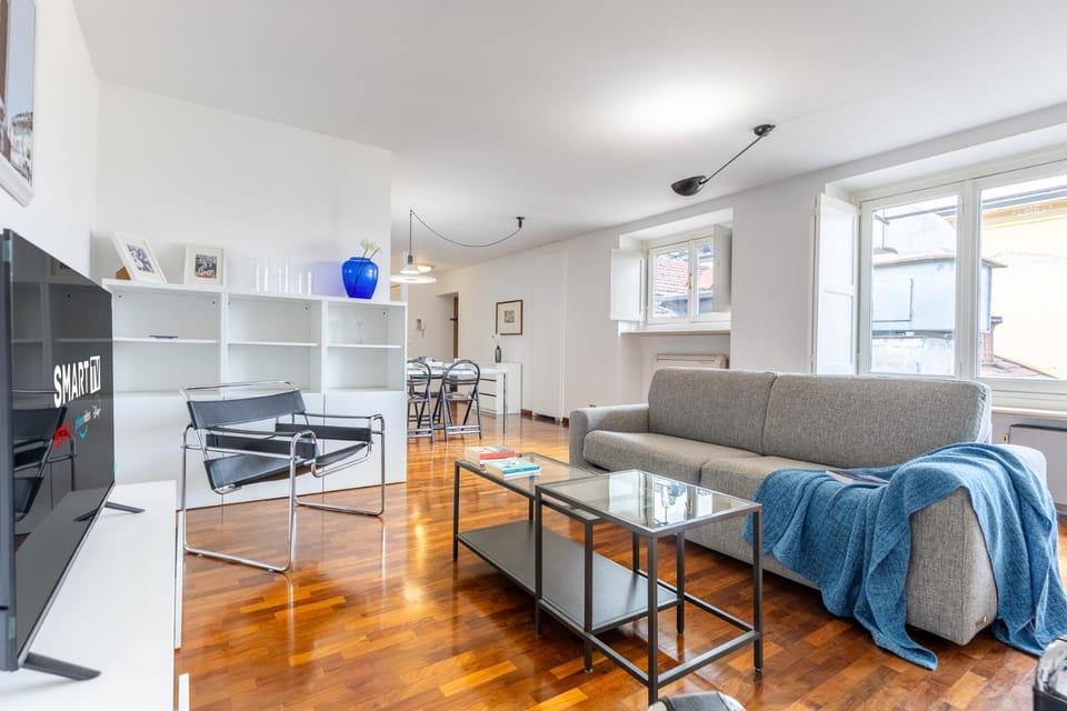 TV and multimedia, Living room, Seating area, Dining area