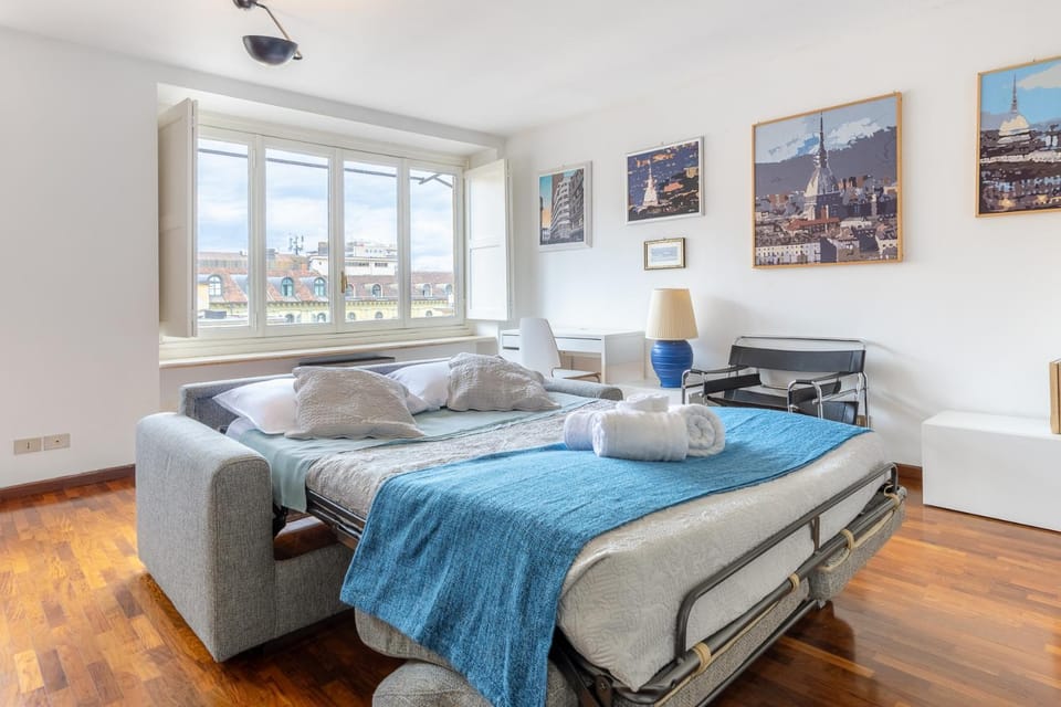 Bed, TV and multimedia, Photo of the whole room, Bedroom, towels