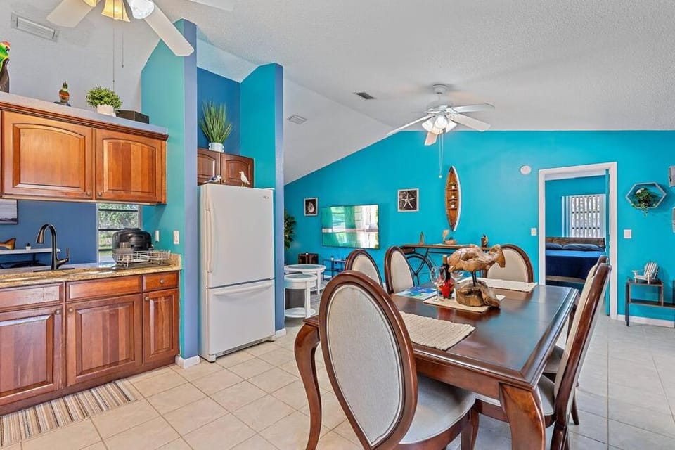 Kitchen or kitchenette, Dining area, pet friendly