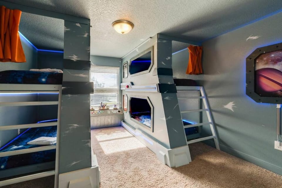 Marvelous Magic Villa at Solterra near Disney with Arcade Villa in Four Corners