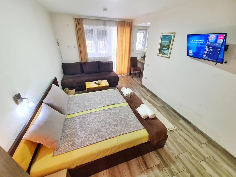 Bed, TV and multimedia, Living room, Photo of the whole room, Seating area, Bedroom