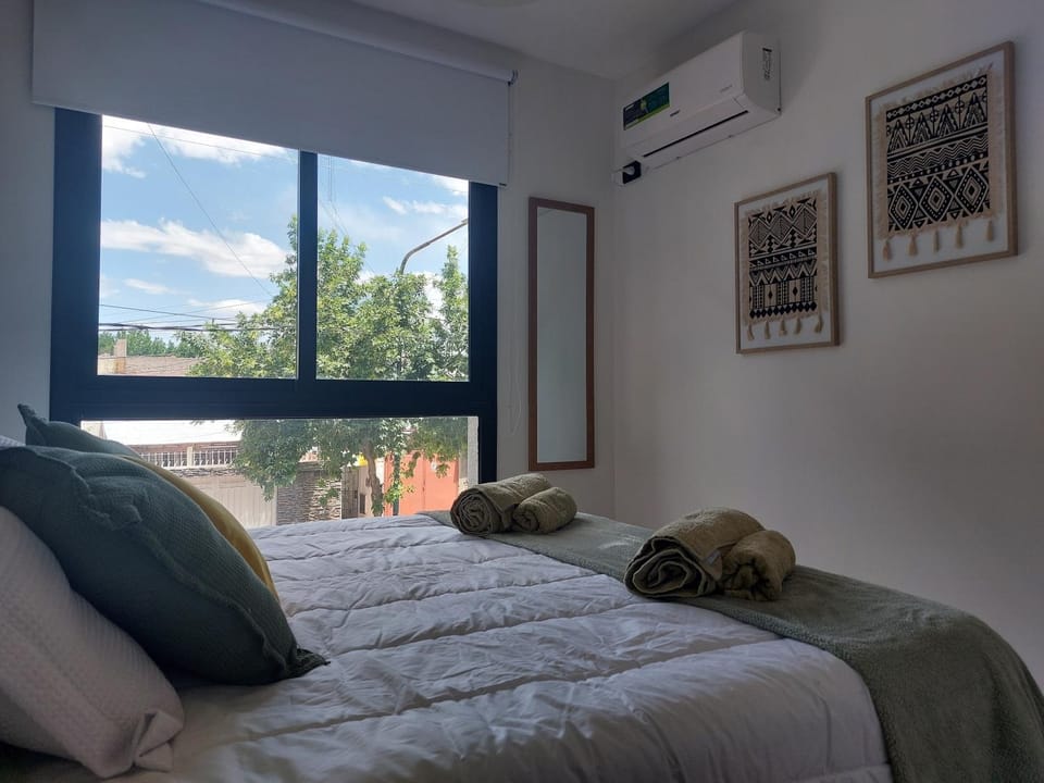 Bed, heating, towels, air conditioner