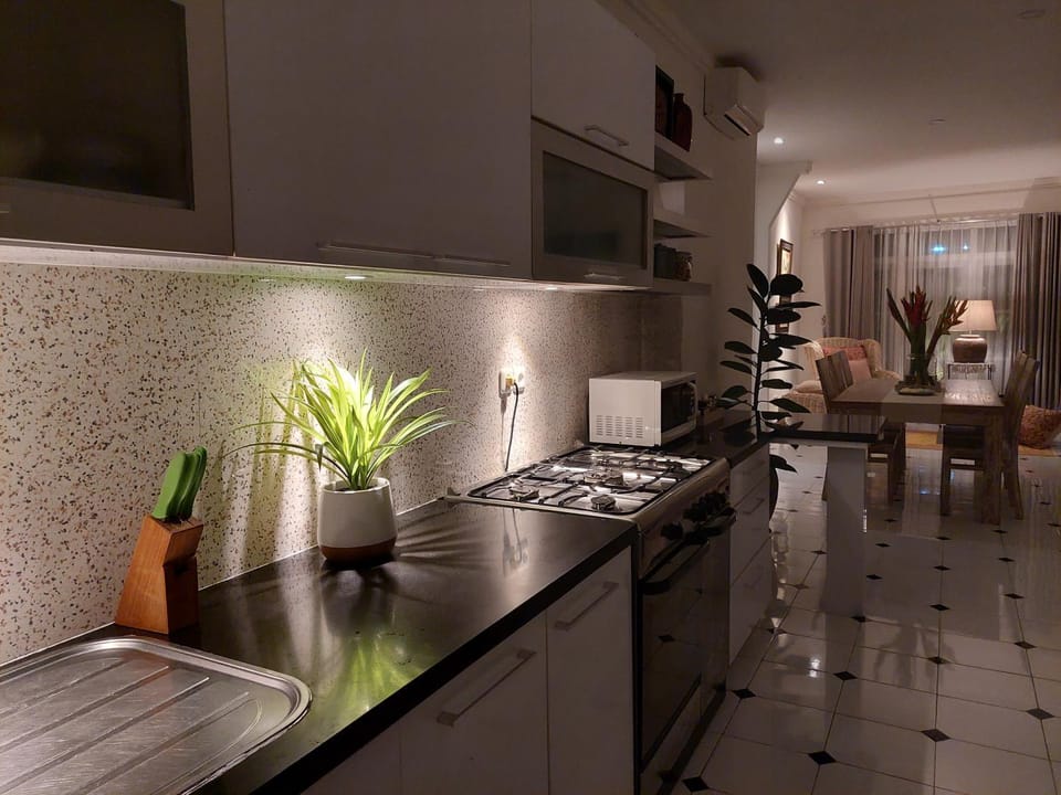 Coffee/tea facilities, Kitchen or kitchenette, oven, stove, toaster