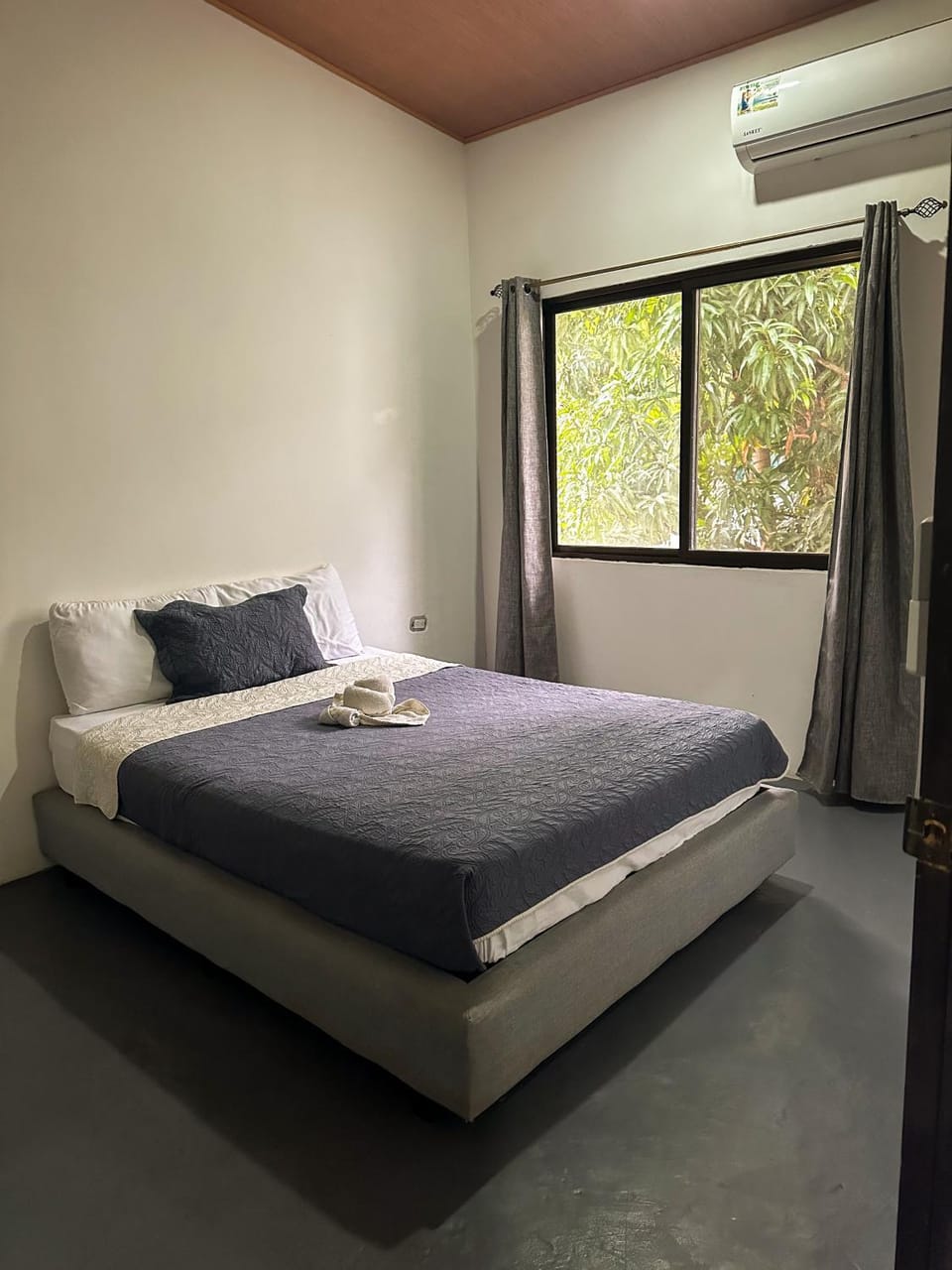 Bed, Photo of the whole room, Bedroom, air conditioner