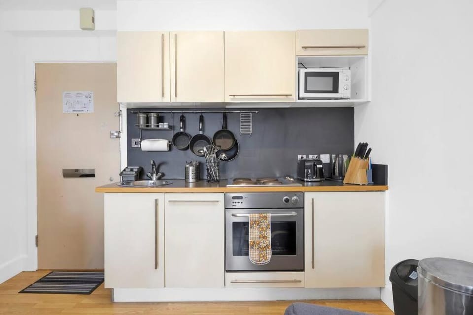 Coffee/tea facilities, Kitchen or kitchenette, dishwasher, oven, stove, toaster