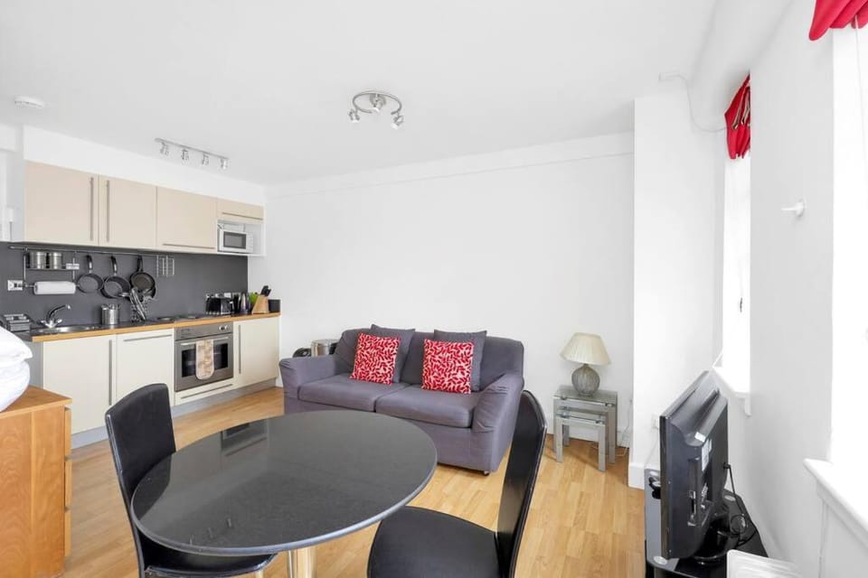 Kitchen or kitchenette, Living room, dishwasher, oven, stove, toaster