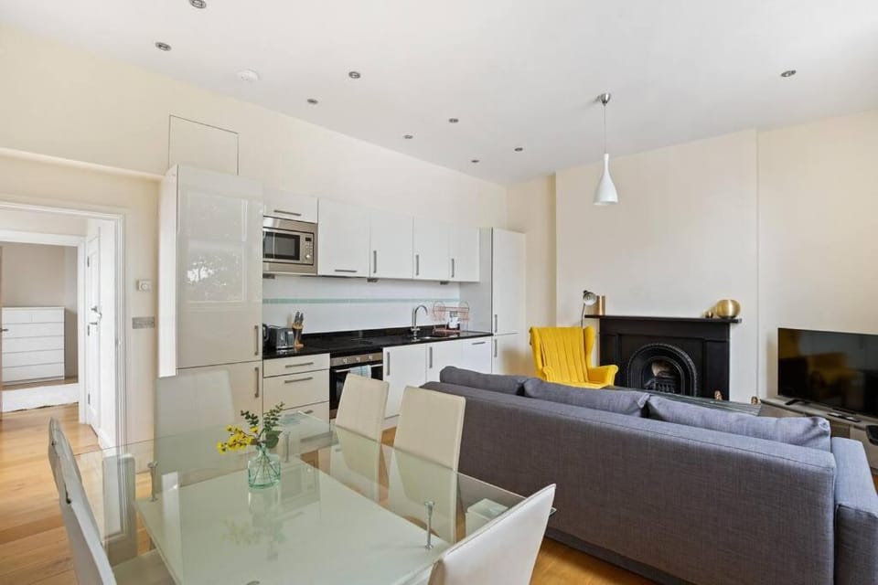 TV and multimedia, Kitchen or kitchenette, Living room, Seating area, Dining area, stove
