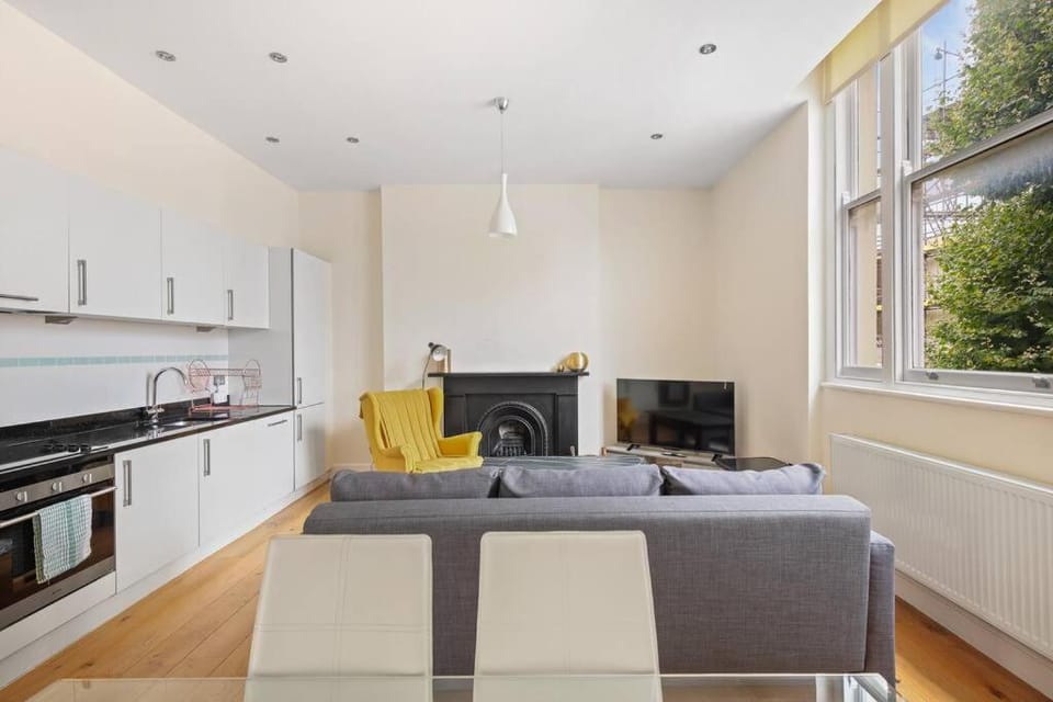 Kitchen or kitchenette, Living room, Seating area, Dining area, stove