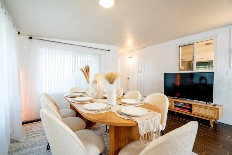 Stylish Cozy, Aesthetic, Stocked Kitchen, and Pet Friendly House in Palmdale