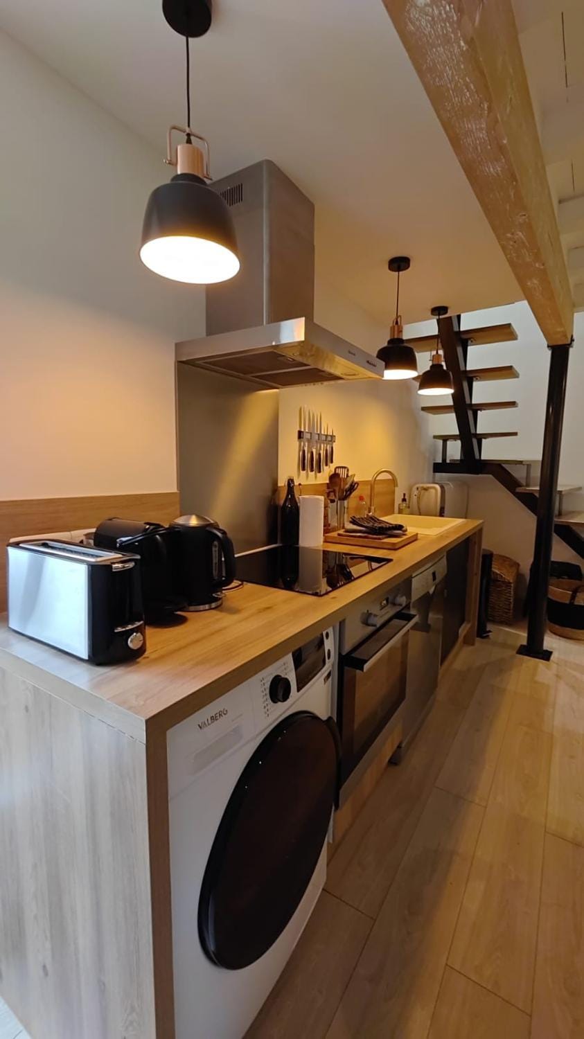 Coffee/tea facilities, Kitchen or kitchenette, stove