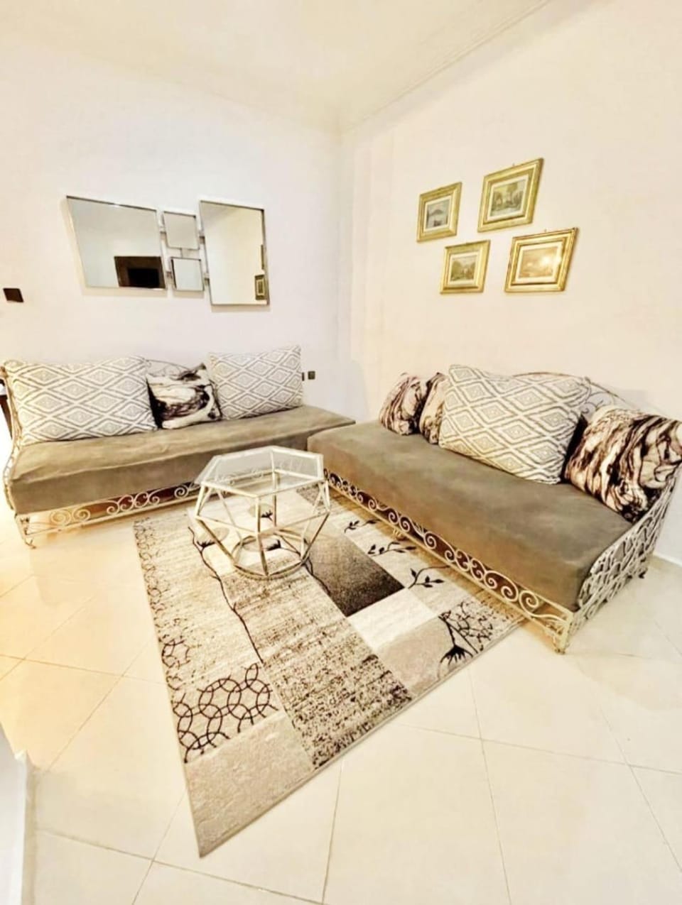 Living room, Seating area