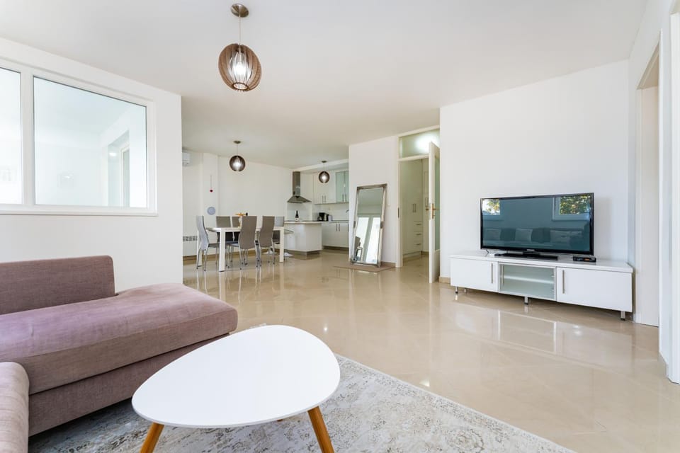 Communal lounge/ TV room, TV and multimedia, Kitchen or kitchenette, Living room, Seating area, Dining area, Evening entertainment