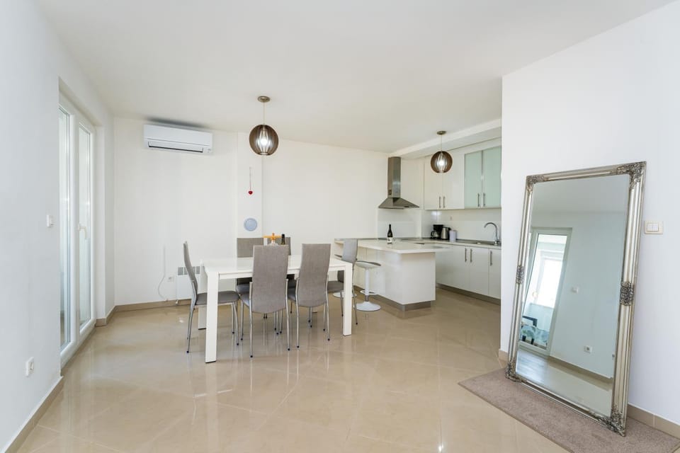 Kitchen or kitchenette, Living room, Seating area, Dining area, air conditioner