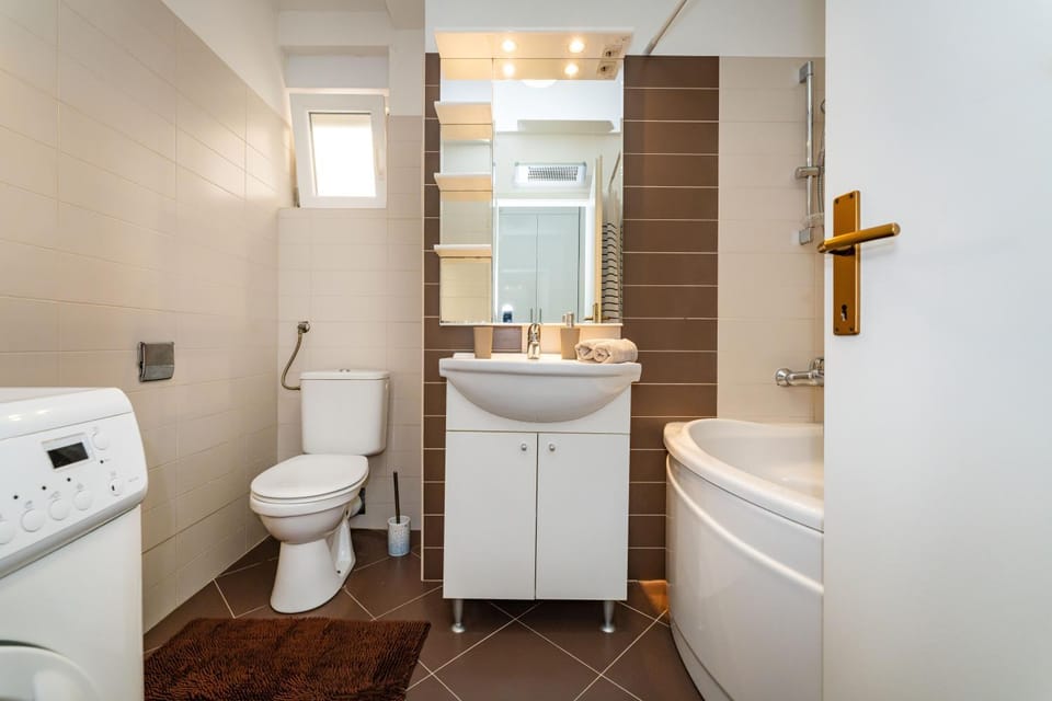 Shower, Toilet, Bathroom, Bath, towels