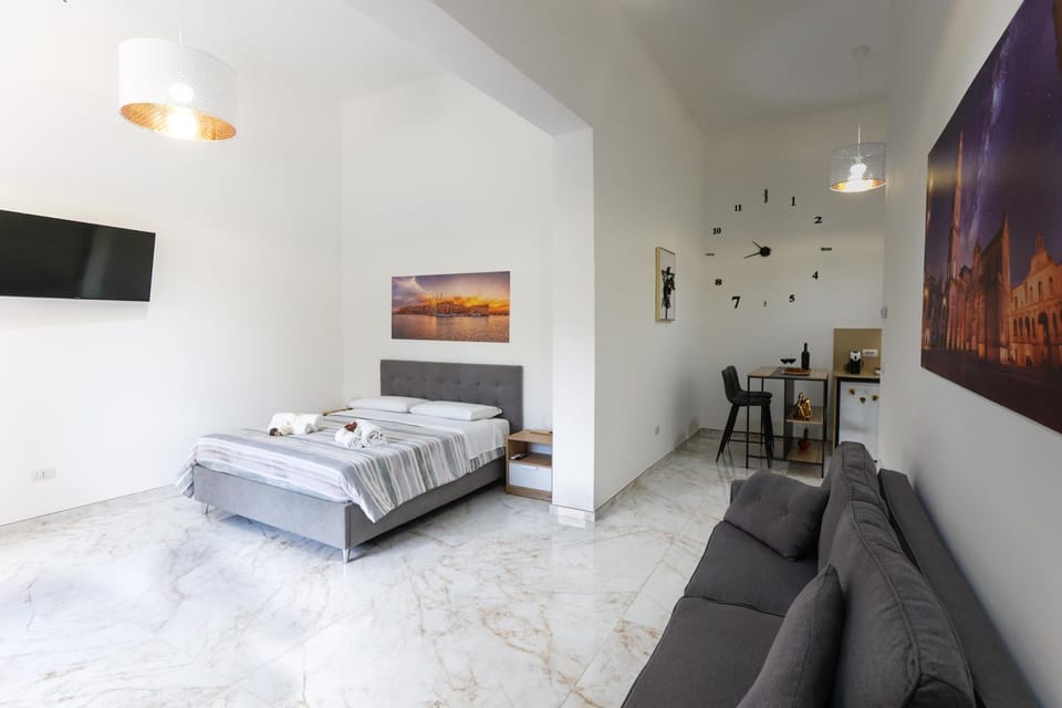 TV and multimedia, Photo of the whole room, Seating area, Bedroom