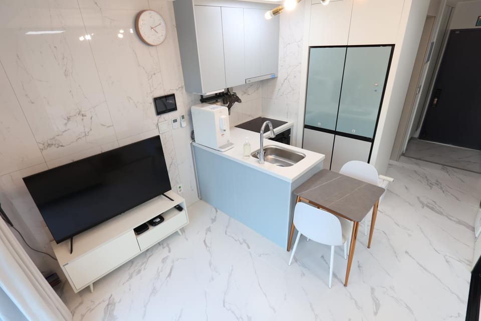 TV and multimedia, Kitchen or kitchenette, Living room, Seating area, Evening entertainment