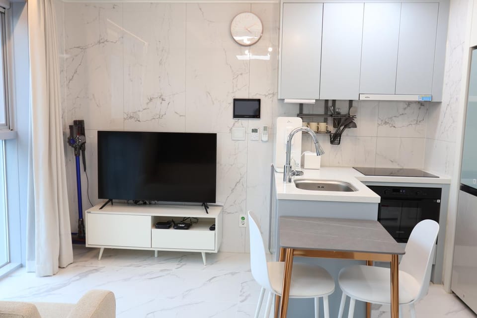 TV and multimedia, Kitchen or kitchenette, Living room, Dining area