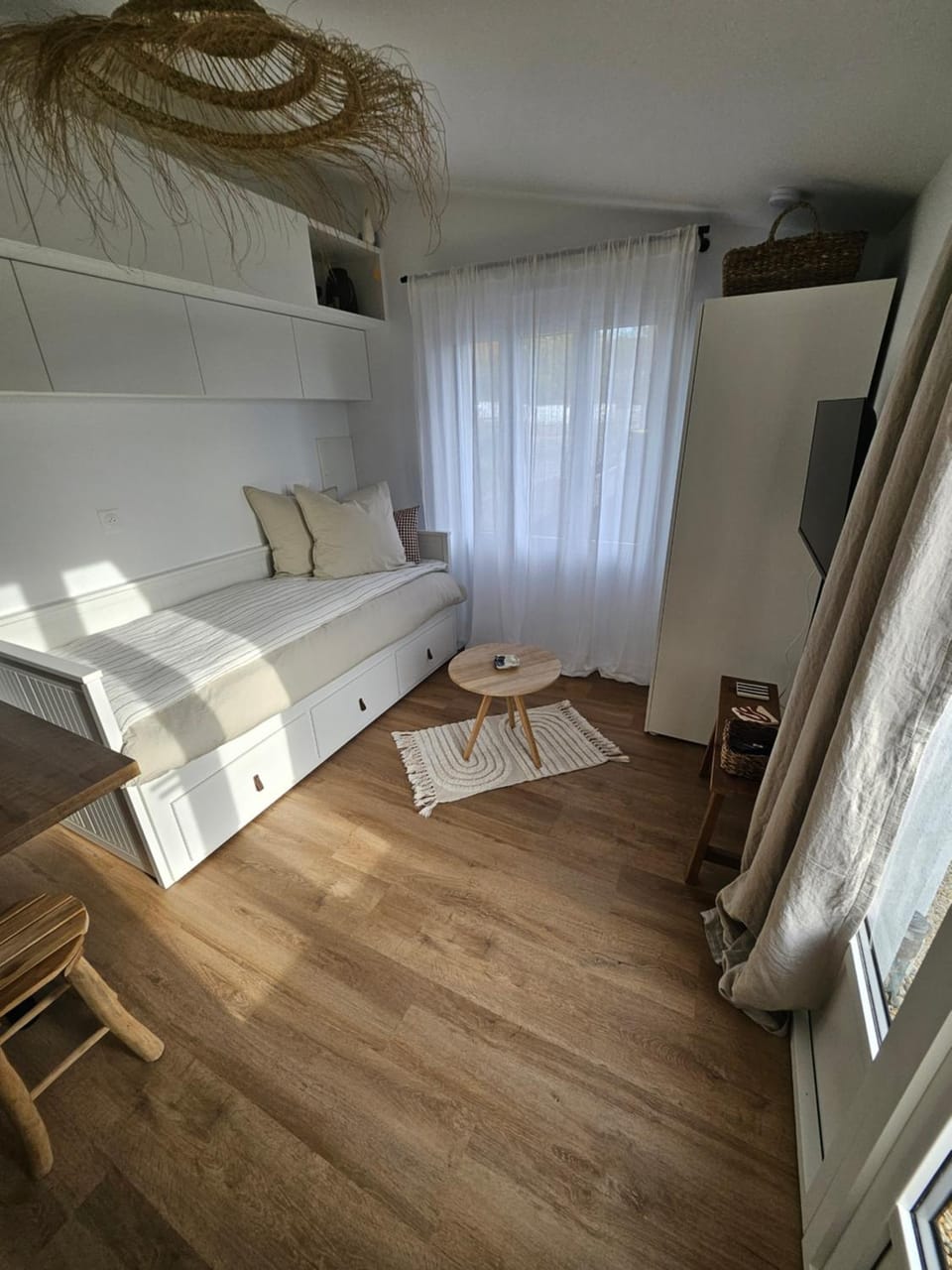 Bed, Living room, Photo of the whole room