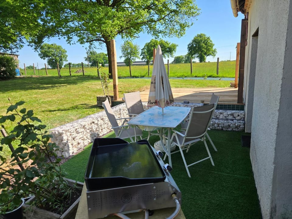 maison volet rouge Apartment in Bourgogne-Franche-Comté
