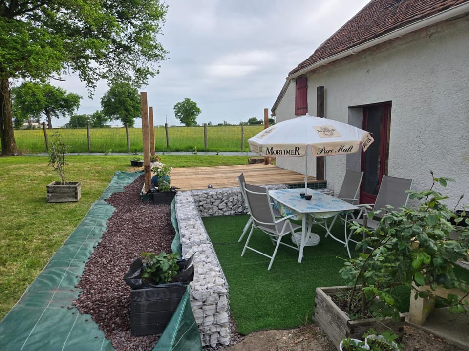 maison volet rouge Apartment in Bourgogne-Franche-Comté