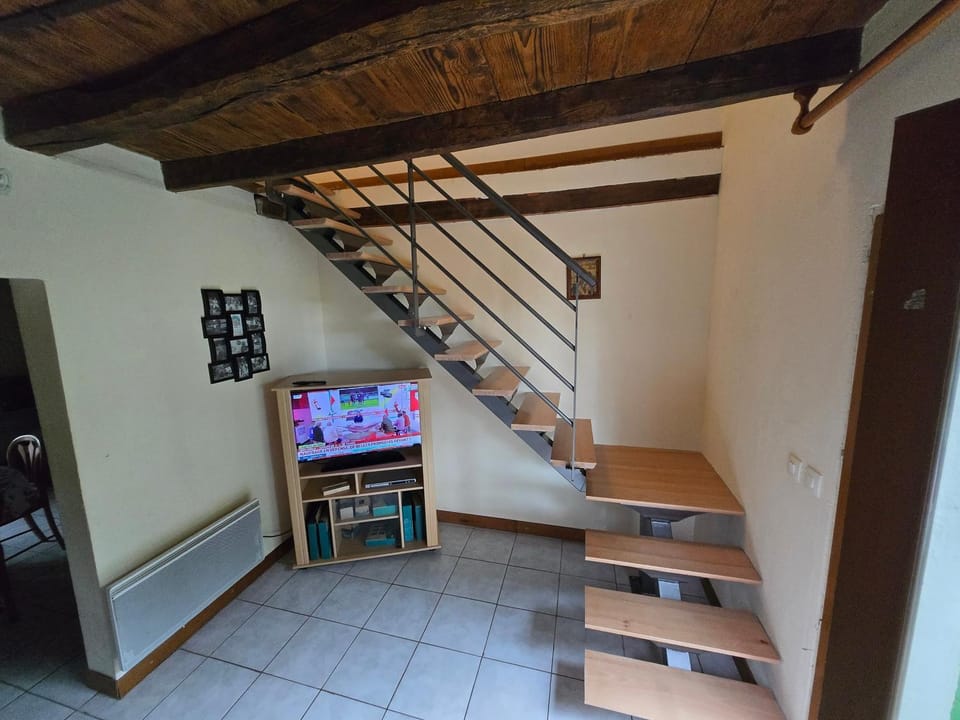 maison volet rouge Apartment in Bourgogne-Franche-Comté