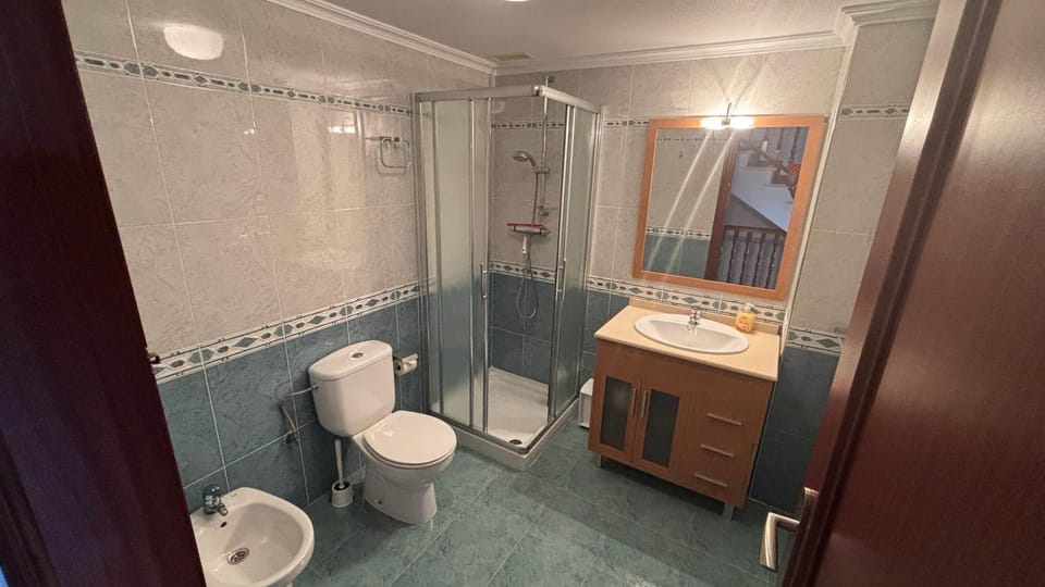 Shower, Toilet, Bathroom, bidet, towels