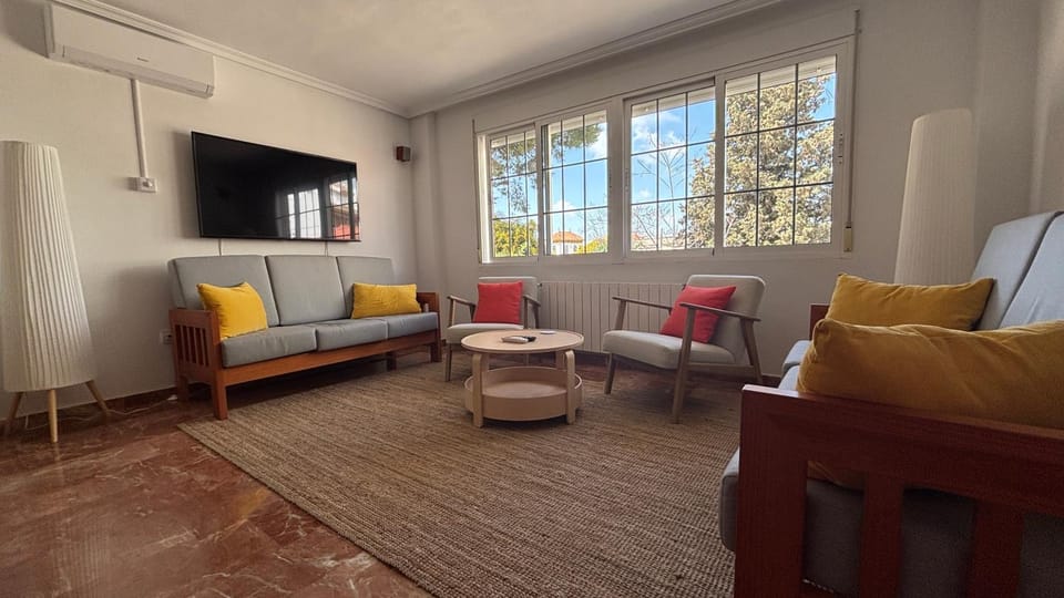TV and multimedia, Living room, Seating area, air conditioner