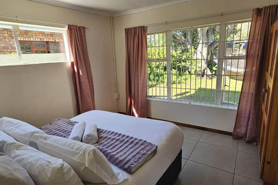 Honeywood Stays "Spacious 2 Bedroom Unit - Near Airport, Free Parking & Wi-Fi, Private Garden Apartment in Port Elizabeth