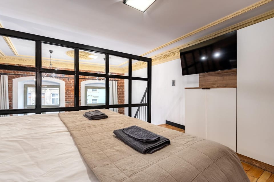 Bed, TV and multimedia, Bedroom, towels