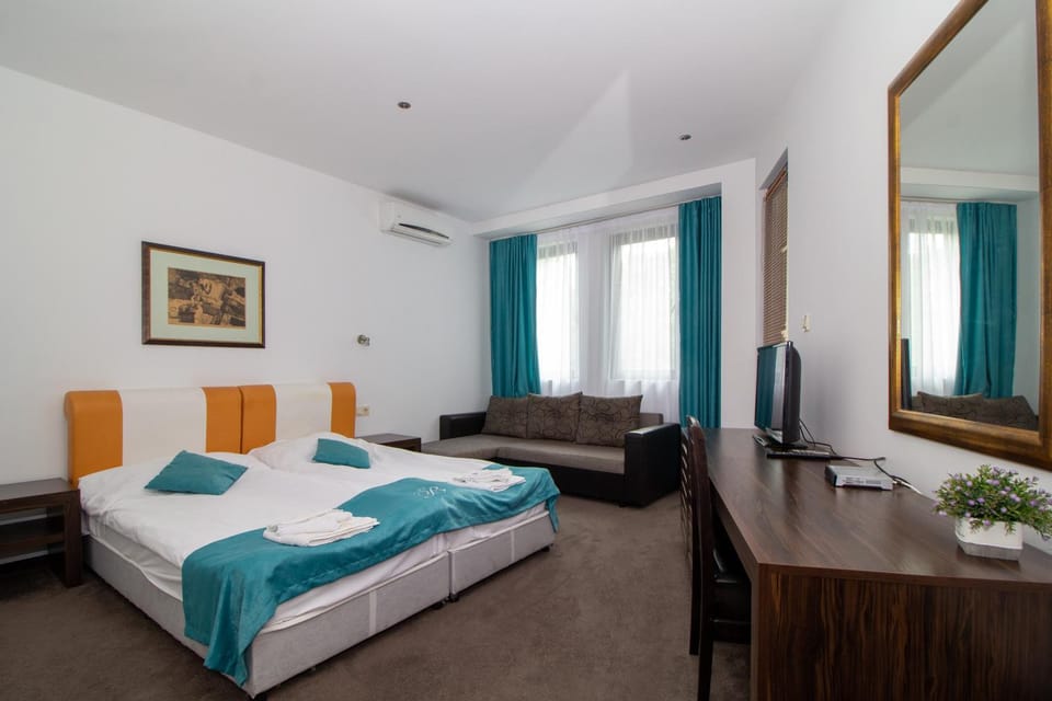Bed, TV and multimedia, Living room, Photo of the whole room, Seating area, Bedroom, air conditioner