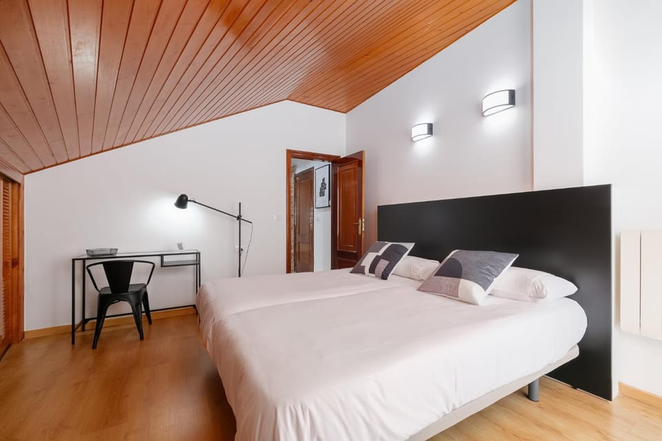 Bed, Photo of the whole room, Bedroom