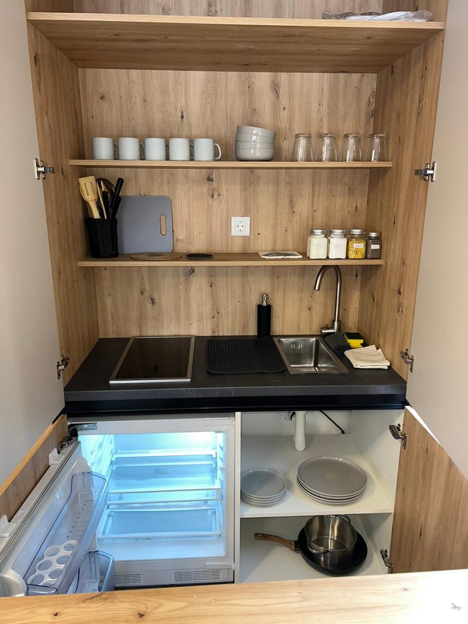 Kitchen or kitchenette, minibar
