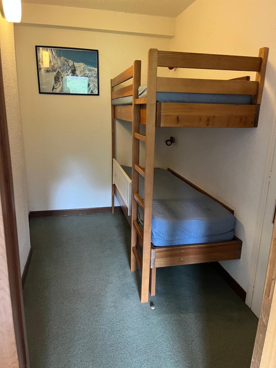 Bedroom, bunk bed
