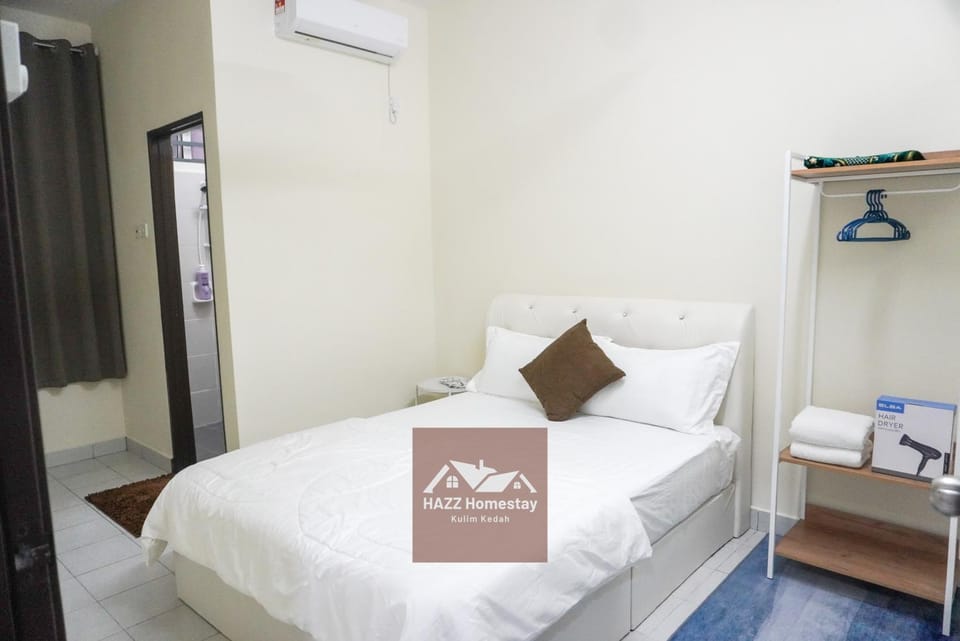 Bed, Photo of the whole room, Bedroom, towels, air conditioner