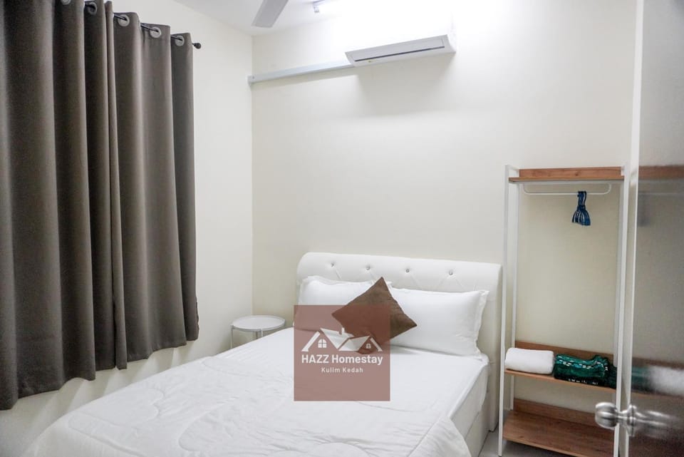 Bed, Photo of the whole room, Bedroom, towels, air conditioner