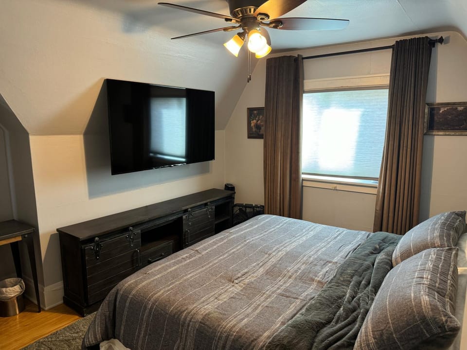 Bed, TV and multimedia, Bedroom