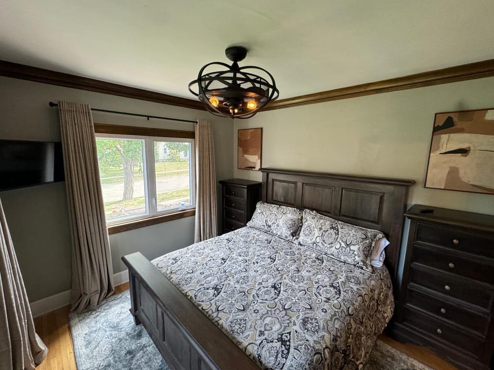 Bed, TV and multimedia, Photo of the whole room, Bedroom