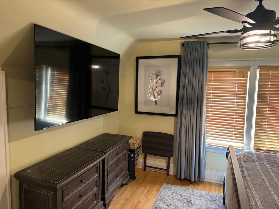 Bed, TV and multimedia, Bedroom