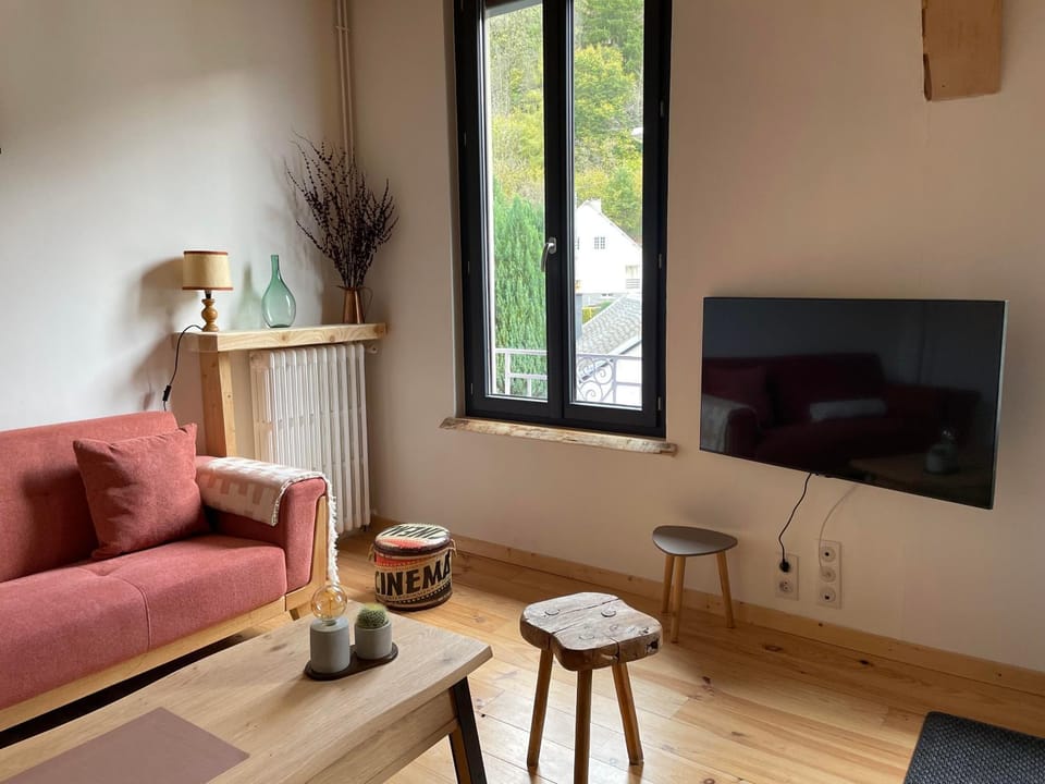 Living room, Seating area, internet