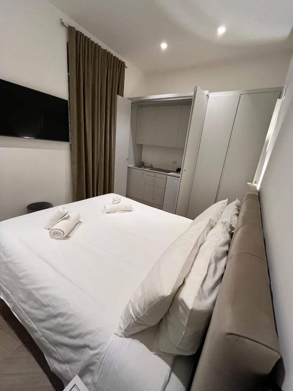 Bed, TV and multimedia, wardrobe