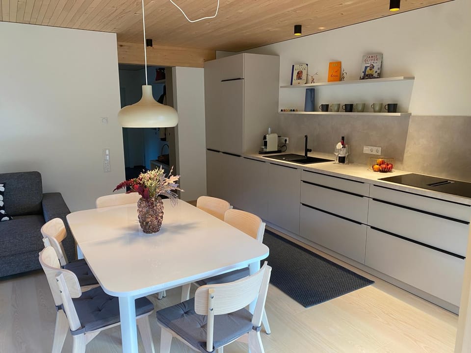 Coffee/tea facilities, Kitchen or kitchenette, Dining area