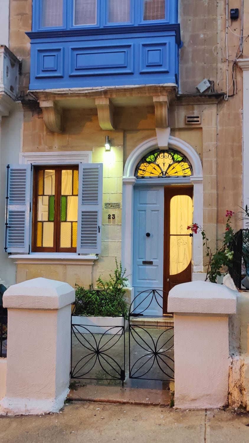 Property building, Facade/entrance, Balcony/Terrace
