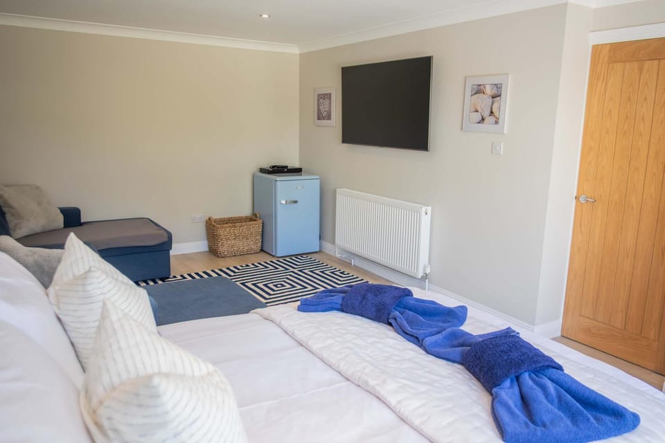High Tides Elegant & Modern 5-Bedroom Villa in Sandbanks House in Poole