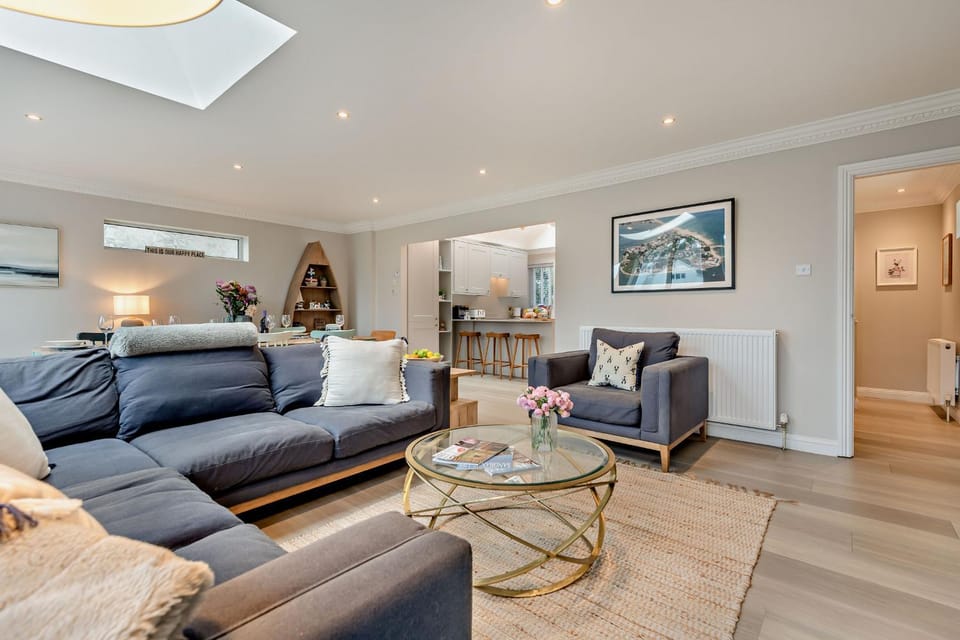 High Tides Elegant & Modern 4-Bedroom Villa in Sandbanks Villa in Poole