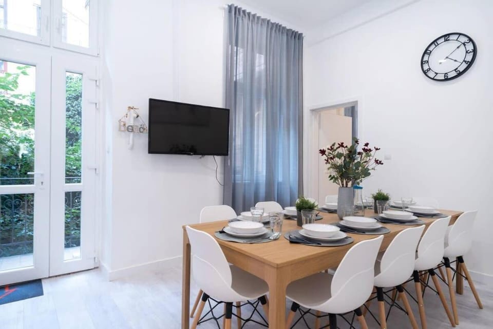 Central large airconditioned apartment Apartment in Budapest