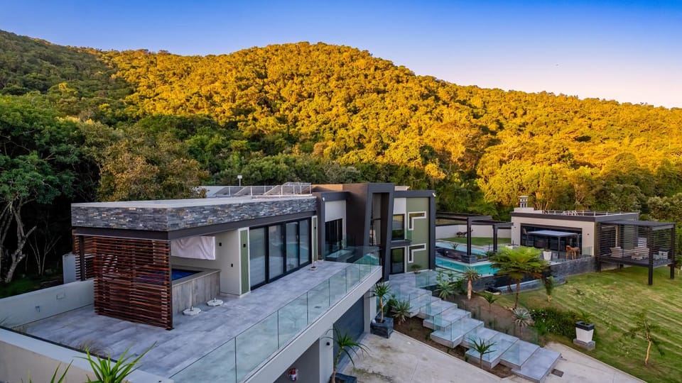 Property building, Day, Natural landscape, Garden, Garden view, Mountain view