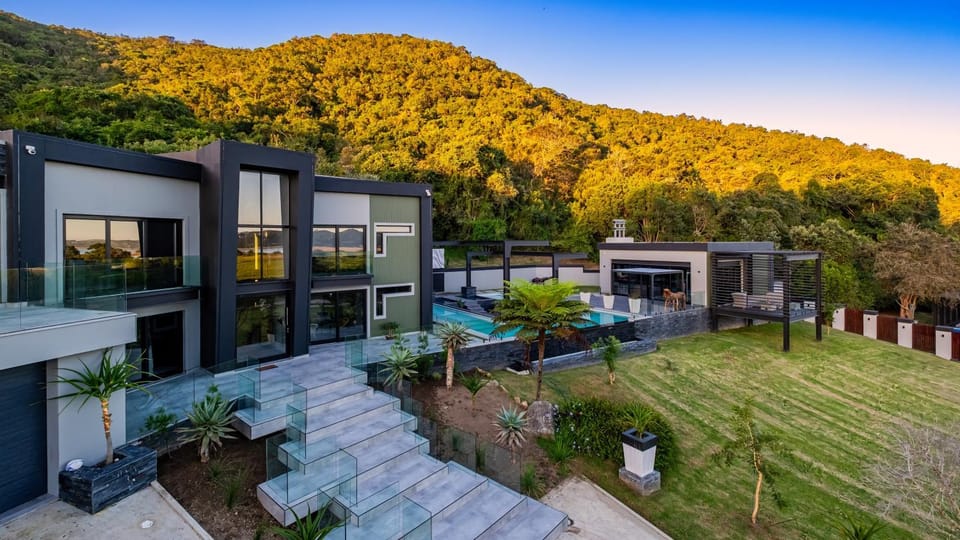 Property building, Day, Natural landscape, Garden, Garden view, Mountain view, Pool view, Swimming pool, sunbed