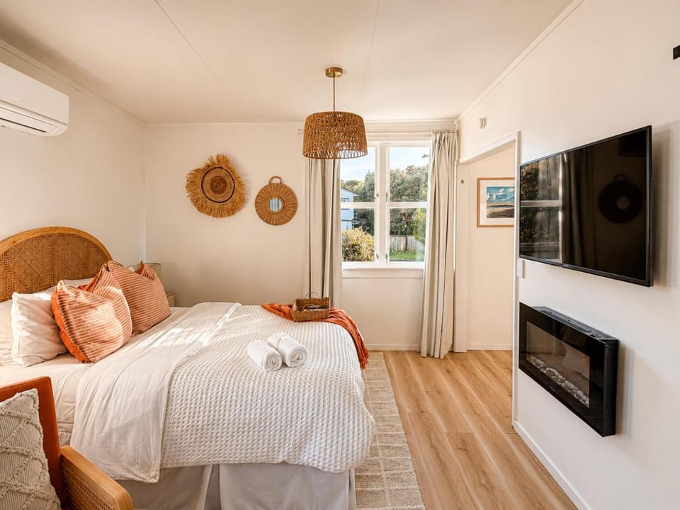 Bed, TV and multimedia, Photo of the whole room, Decorative detail, Bedroom, fireplace, air conditioner